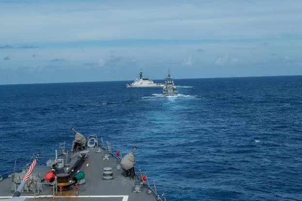 Providing Relief ⚓ 

@USCG Cutter Stratton (WMSL 752) & @RoyalNavy ship HMS Spey (P 234) conduct humanitarian assistance & disaster relief with #USSSampson (DDG 102), Jan. 30. 

Sampson is positioned to conduct lifesaving actions in support of disaster relief efforts in #Tonga.