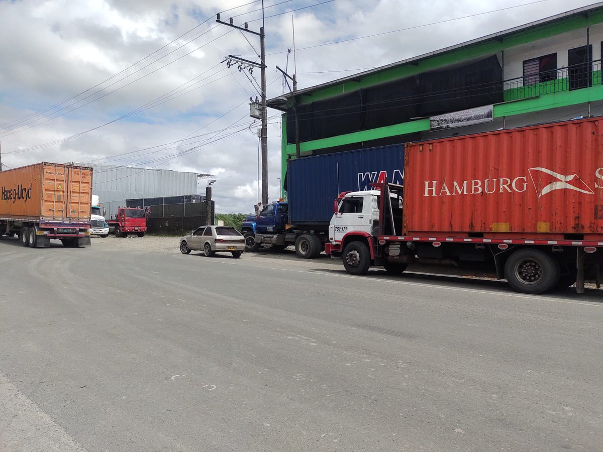 ACC_camioneros's tweet photo. #controlportuario Supetransporte fija plazo para que personas naturales y jurídicas que administran PATIOS DE CONTENEDORES se registren como OPERADORES PORTUARIOS antes del 30 de abril. Mientas tanto siguen DEMORAS en DESCARGUE DE CONTENEDORES en puertos de B/Ventura. https://t.co/hexQ5moJPs