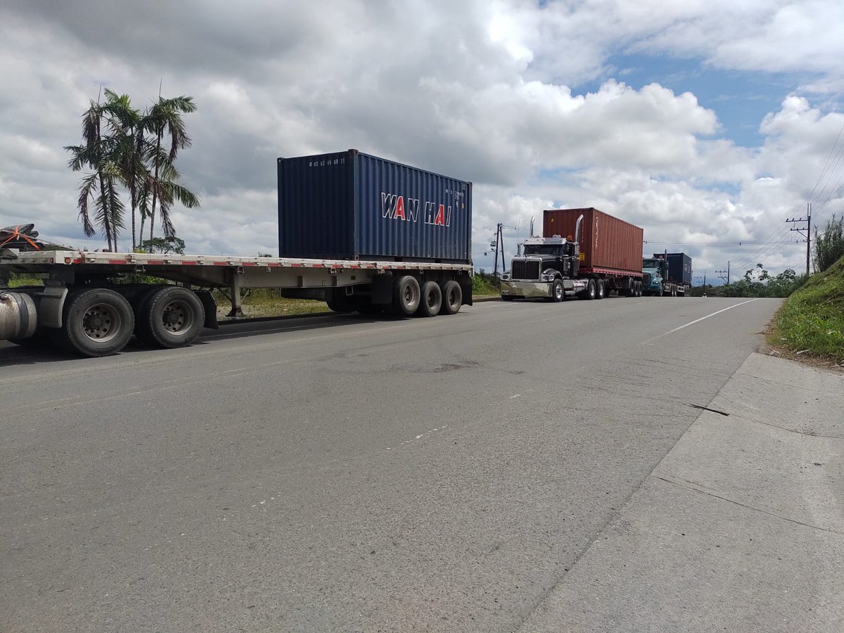 ACC_camioneros's tweet photo. #controlportuario Supetransporte fija plazo para que personas naturales y jurídicas que administran PATIOS DE CONTENEDORES se registren como OPERADORES PORTUARIOS antes del 30 de abril. Mientas tanto siguen DEMORAS en DESCARGUE DE CONTENEDORES en puertos de B/Ventura. https://t.co/hexQ5moJPs