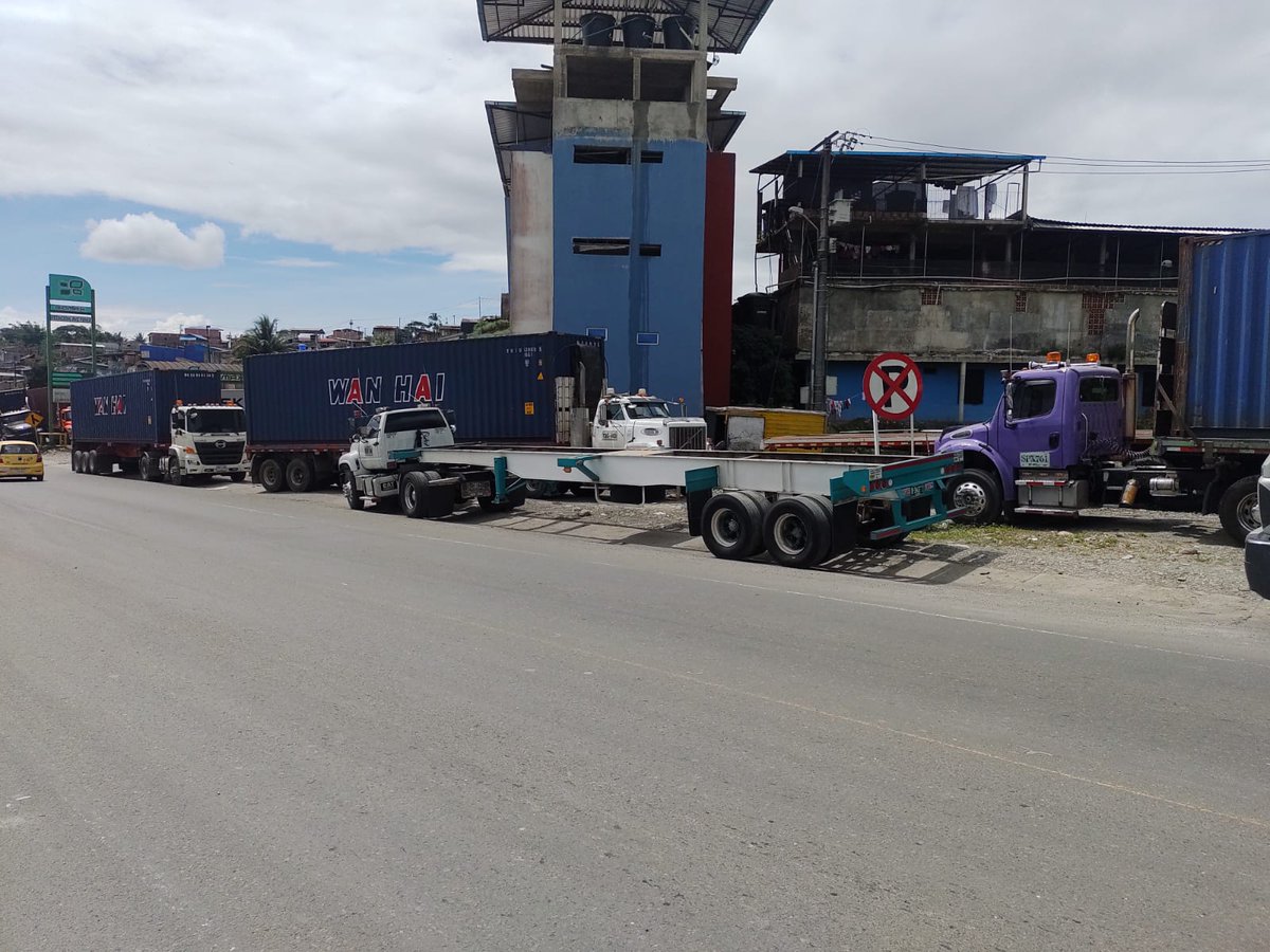 ACC_camioneros's tweet photo. #controlportuario Supetransporte fija plazo para que personas naturales y jurídicas que administran PATIOS DE CONTENEDORES se registren como OPERADORES PORTUARIOS antes del 30 de abril. Mientas tanto siguen DEMORAS en DESCARGUE DE CONTENEDORES en puertos de B/Ventura. https://t.co/hexQ5moJPs