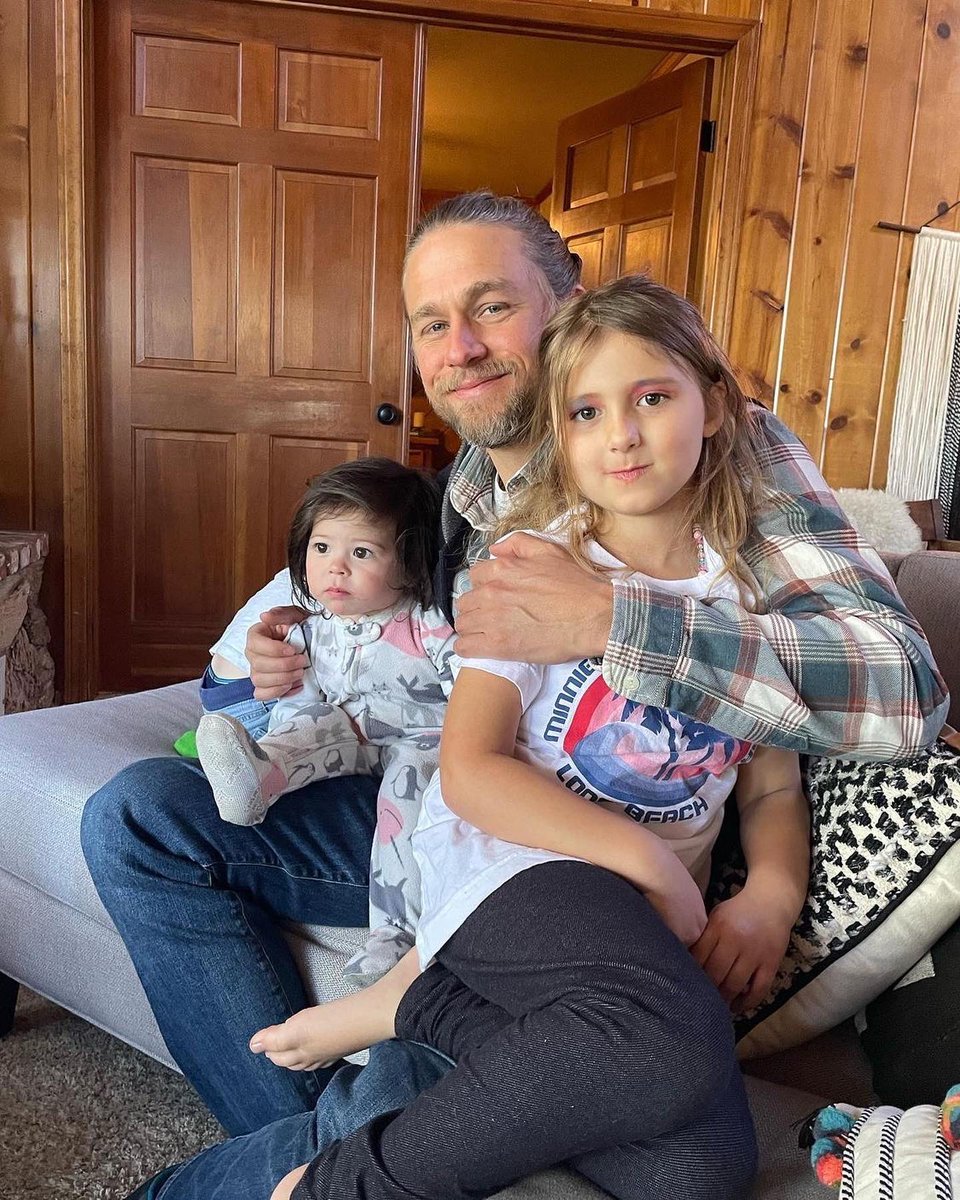 HunnamHedlund's tweet photo. More with FUNcle Charlie in Lake Arrowhead! #charliehunnam #lastlooks 📷 Scott McCrorie https://t.co/RKmPrvmoZP