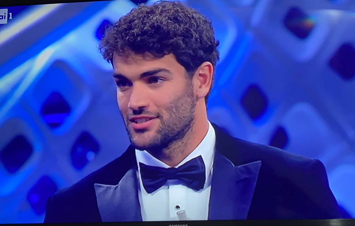 LoVeYoU3o0o__'s tweet photo. MATTEO RACCHETTAMI LA VITA SBATTIMI COME UNA PALLINA #Sanremo2022 https://t.co/bVVgE2wIQ7