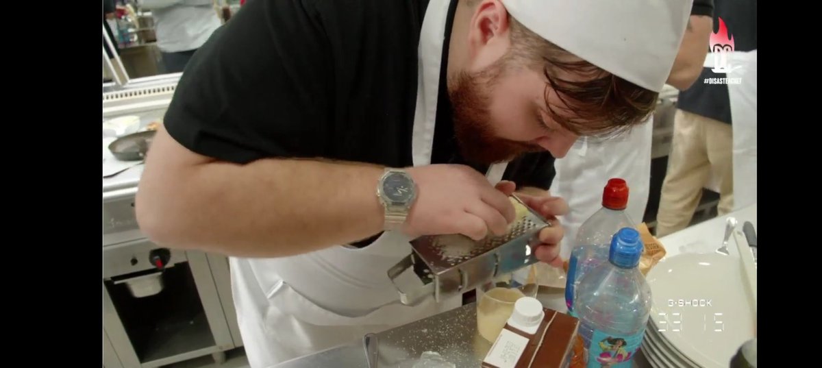 dolunay2232's tweet photo. Ibai usando el rallador mal, pero concentrado JAJAJAJAJAJA #DisasterChefs https://t.co/syENkVp5OB