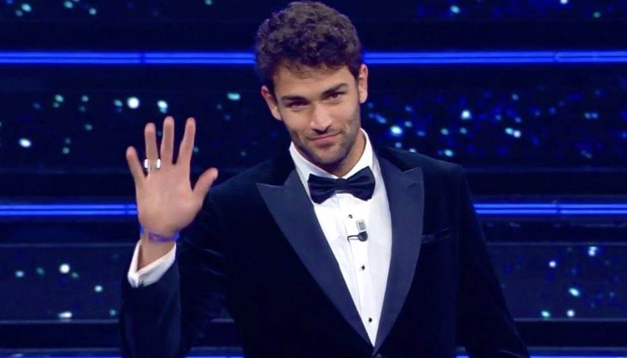 BITCHYFit's tweet photo. Credo di non sentirmi bene… #Sanremo2022 https://t.co/B1XQIfEsu3