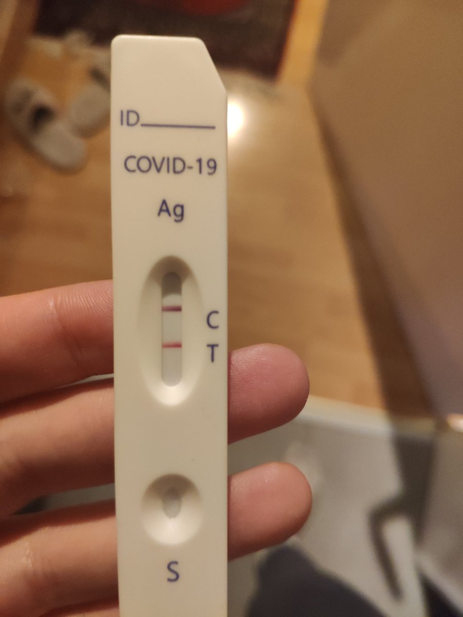 DilaraOrujzade's tweet photo. We are three people in our shared flat. All have same symptoms, one has a absolutely positive selftests, second one is "positivish", and I am absolutely negative. Have done it several times, still the same. I don't get it. #coronatest #selbstest https://t.co/syYsFRujgz