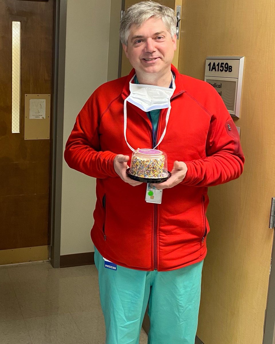 Our 1st attending spotlight is our fearless leader aka PD Dr. Robert Smith. He loves tackling anything from an open rAAA to a 3x redo bypass! When he’s not operating he enjoys spending time w/ his 3 kiddos. He’s also an annual ski savant at VESS.
#vascsurg #MedTwitter