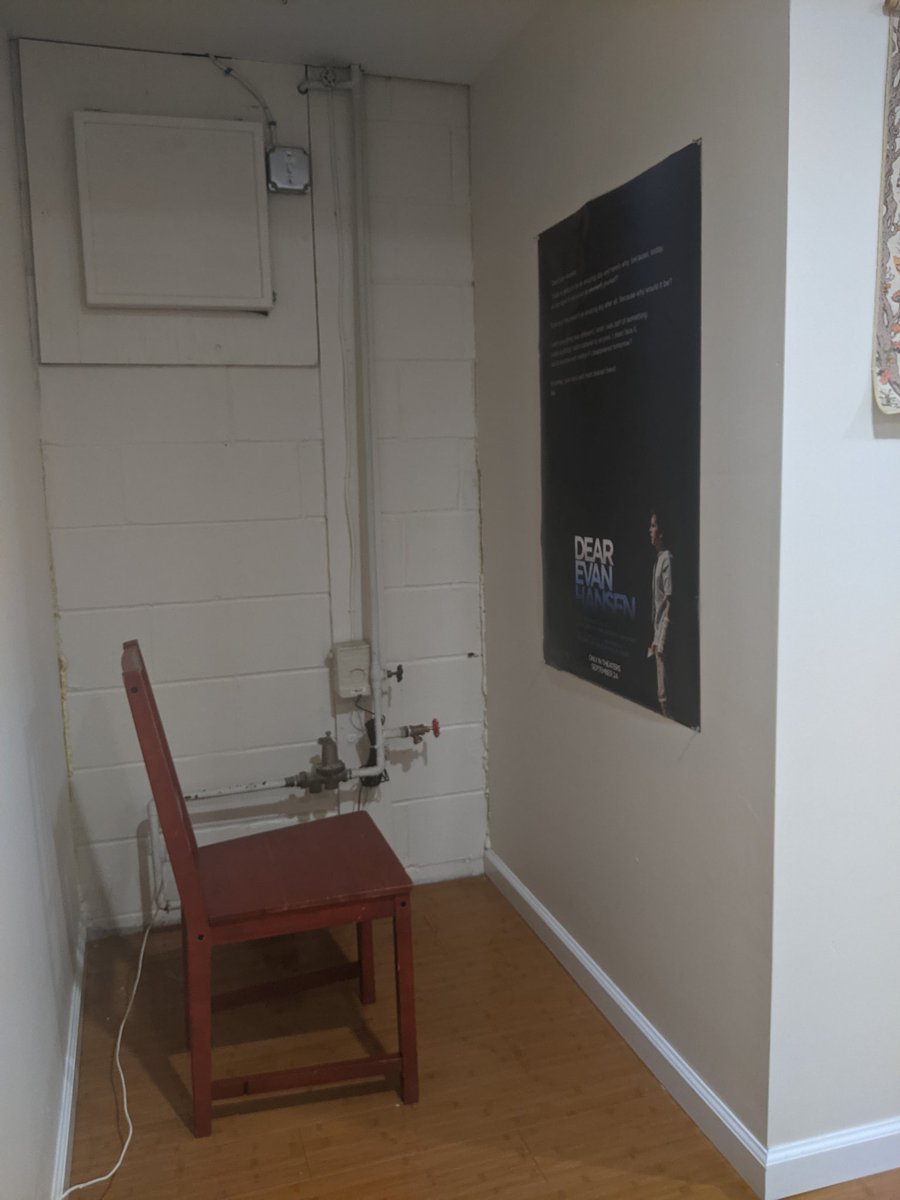 katekatydid_'s tweet photo. I found a good use for the dark &amp; creepy corner of my new room https://t.co/fuuQiHr8VN