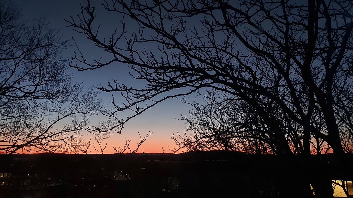 CalumEWilliams's tweet photo. What a fantastic variety of skies I've been able to experience so far living on the @UMassAmherst campus! Here's to many more beautiful sights on this exchange semester of mine #GoUMass https://t.co/QBtOpbMyai
