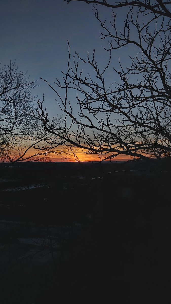 CalumEWilliams's tweet photo. What a fantastic variety of skies I've been able to experience so far living on the @UMassAmherst campus! Here's to many more beautiful sights on this exchange semester of mine #GoUMass https://t.co/QBtOpbMyai