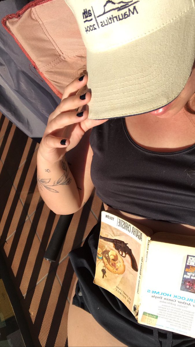 cazorla_a's tweet photo. Últimamente mis mañanas son de Agatha Christie al sol y me encanta!!🕵🏽‍♂️☀️ #ElúltimocasodePoirot https://t.co/Ajvh66EIKr