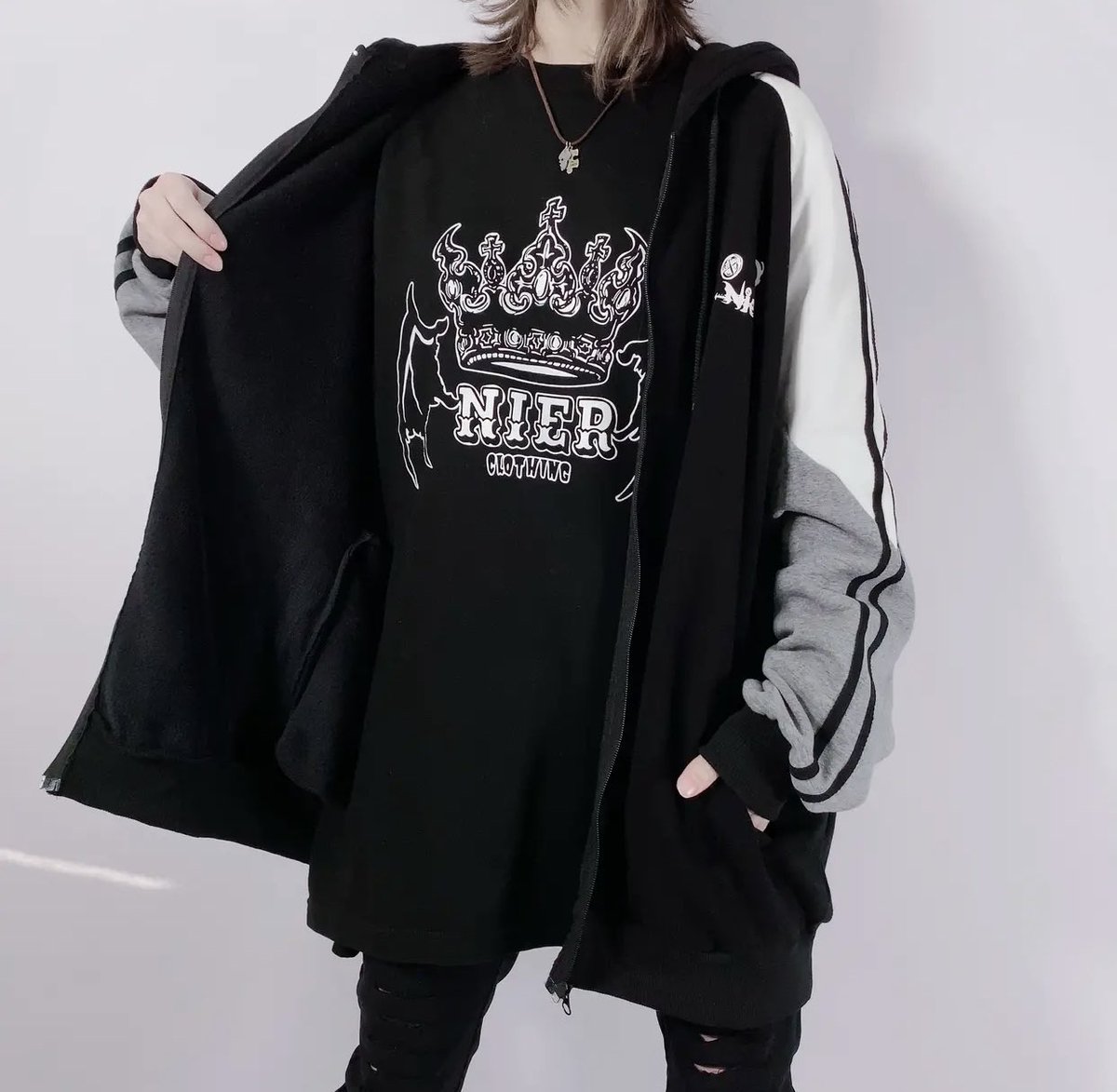 🎁本日〆切プレゼント企画🎁

袖ライン入り配色ZIP OUTER【裏起毛】

🎁3名様にプレゼント🎁　

ユニセックスアイテムです🐰

◼応募方法
フォロー(<a href="/NieR_tokyo/">NIER CLOTHING</a>) &amp; RT
◼締切〆  本日24時

※鍵垢の方も対象内です。
是非ご参加ください🙇‍♂️🙇‍♀️