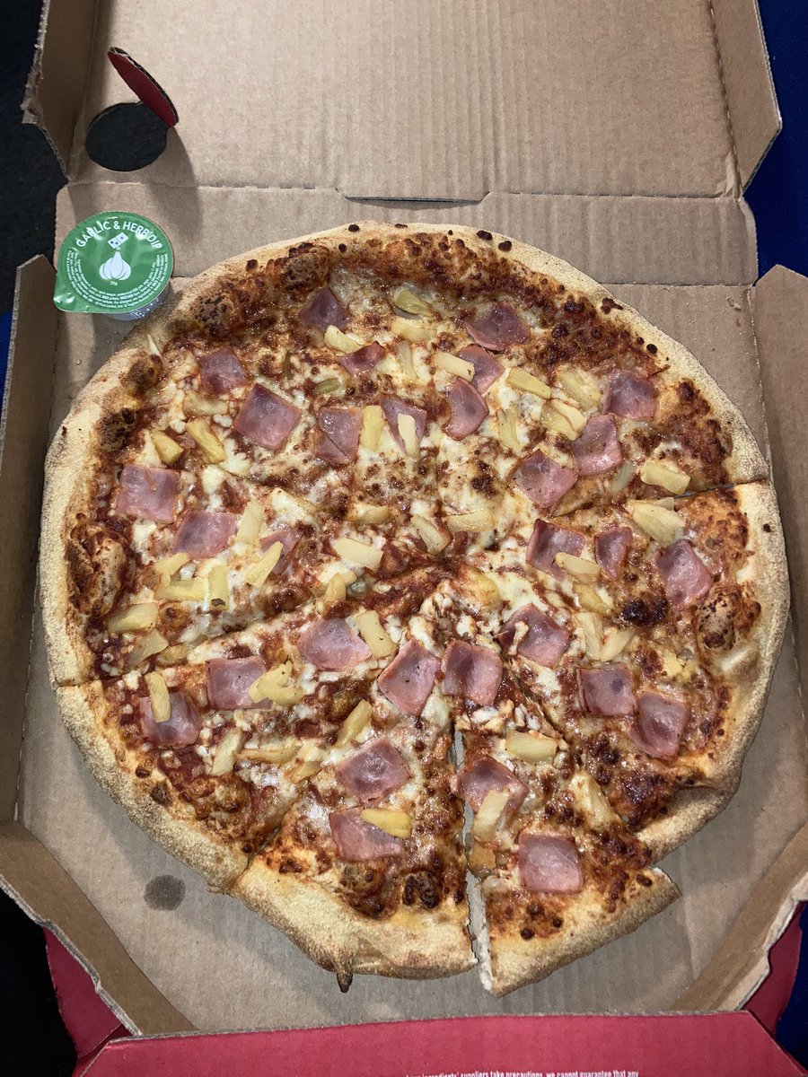 ClaudiaLuthra's tweet photo. Amazing pizza night in our flat this evening thanks to @MetResLife! 😋 https://t.co/YkHz5nfLS3
