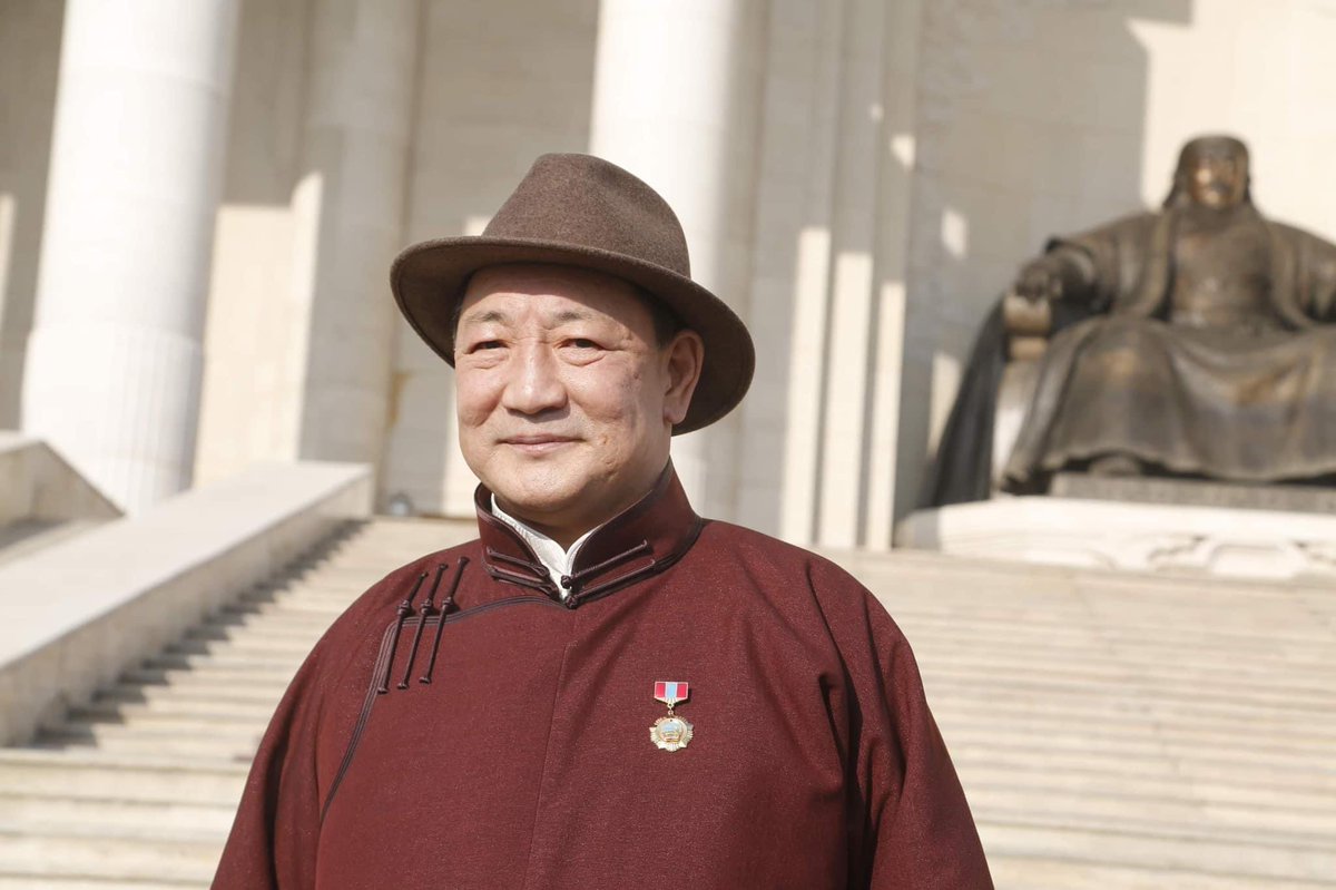 Би энэ хүнийг соёлын гавъяат болсонд үнэнхүү баярлаж байгаа! Бас л нүнжигтэй зохиолч шүү! Өгүүллэг бол яг л мэдээ шиг. Богино хэрнээ их гүн утга бүхий! Магваны Эрдэнэбат бол орчин цагийн богино өгүүллэгийн мастер 😇