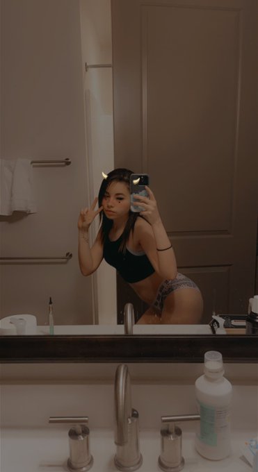 😏✌️#feelingcute https://t.co/zviM2dYDrR<a href="/tag/feelingcute"class="tags">#feelingcute</a>