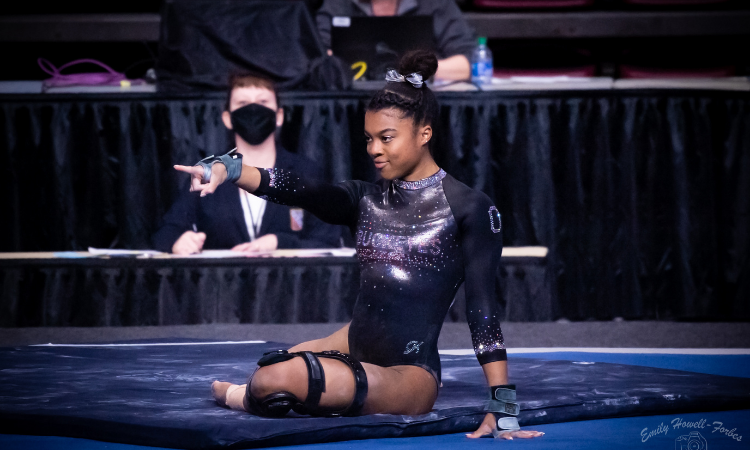 collegegymnews_'s tweet photo. In college @marykorlindowns noticed athletic tape didn't match all skin &amp; set out to change that with @ourcolourwrap.

"It's a very artistic sport &amp; having tape that matches my skin tone takes away the eyesore." - Elexis Edwards, Ohio St.

🔗 https://t.co/FW4fCbIjp8

By @emilym90 https://t.co/jntCjIQLOl