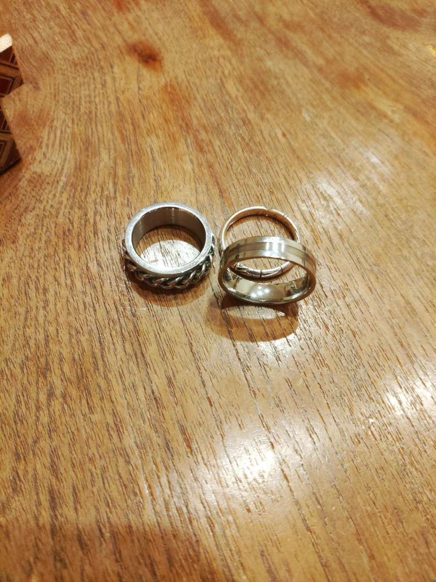uzrmikann's tweet photo. 友達が家にアクセサリー忘れてったから寄木細工の中に入れたった https://t.co/UTAjg9pl9P