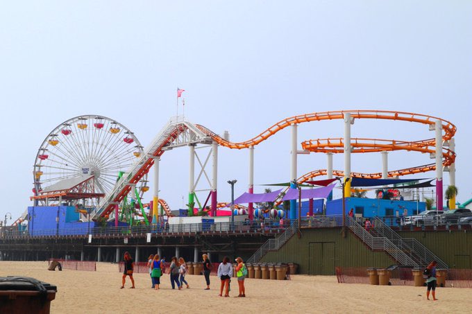 カリフォルニア人気ビーチタウン サンタモニカ⛱ Santa Monica Pier 映画や海外ドラマにも出てくる 木造の桟橋。 桟橋上にPacific Parkと呼ばれる 遊園地🎡も。子供連れ