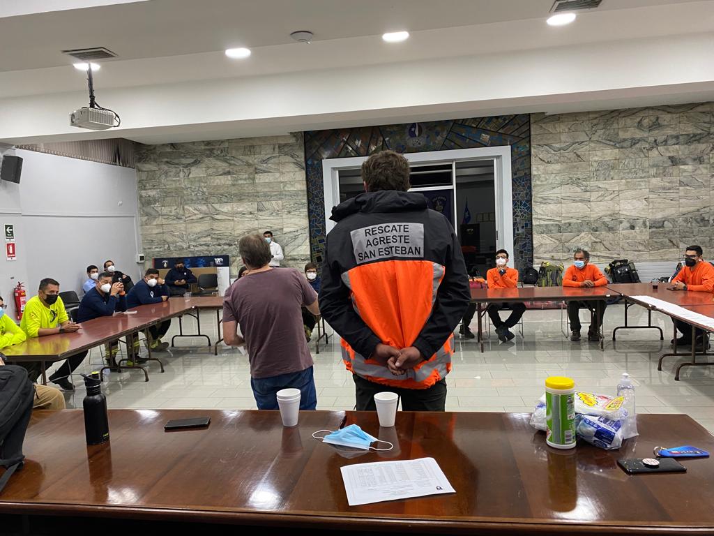 SNOBomberos's tweet photo. #AGRESTE El SNO movilizó   bomberos de los equipos Agrestes de @despachoCBSE @CBColina_Lampa @cbptealto @bomberosyungay para apoyar las labores de búsqueda del joven desaparecido en la localidad de Cochamó. Se realizó un briefing Operacional previo a su salida. @BomberosdeChile https://t.co/qmVNw54X1A