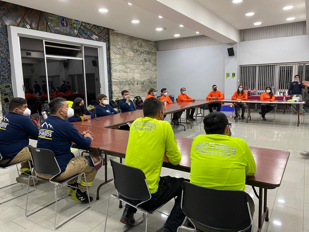 SNOBomberos's tweet photo. #AGRESTE El SNO movilizó   bomberos de los equipos Agrestes de @despachoCBSE @CBColina_Lampa @cbptealto @bomberosyungay para apoyar las labores de búsqueda del joven desaparecido en la localidad de Cochamó. Se realizó un briefing Operacional previo a su salida. @BomberosdeChile https://t.co/qmVNw54X1A