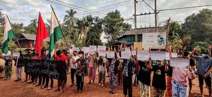 kayaprilnyein1's tweet photo. Youths from Basic Education Students Union of Launglone Township and locals are marching strongly to oppose the Military dictatorship, amidst the Military council's repressions.

#TakeAction_NoMoreWords
#2022Feb2Coup
#WhatsHappeningInMyanmar https://t.co/dGuiimTteD