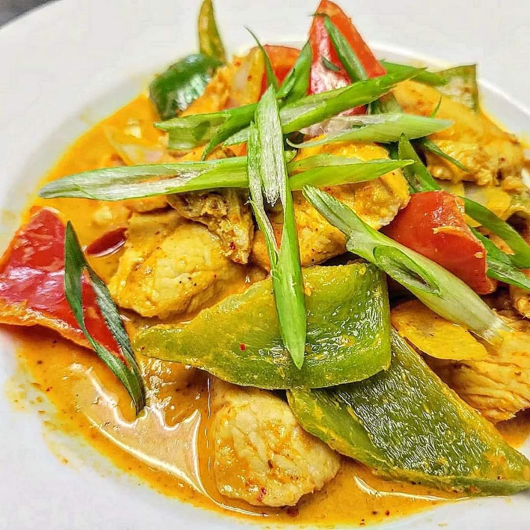 bamboohutsylvan's tweet photo. Sneak peek of the new Panang Curry that will be soon available on our menu for a limited time! This spicy, rich, creamy, and savoury dish is comforting and aromatic that you'll be sure to enjoy!
#newdish #panangcurry #coconutcurry #bamboohut #openfortakeout #sylvanlake #reddeer https://t.co/qwSHPpSZQM