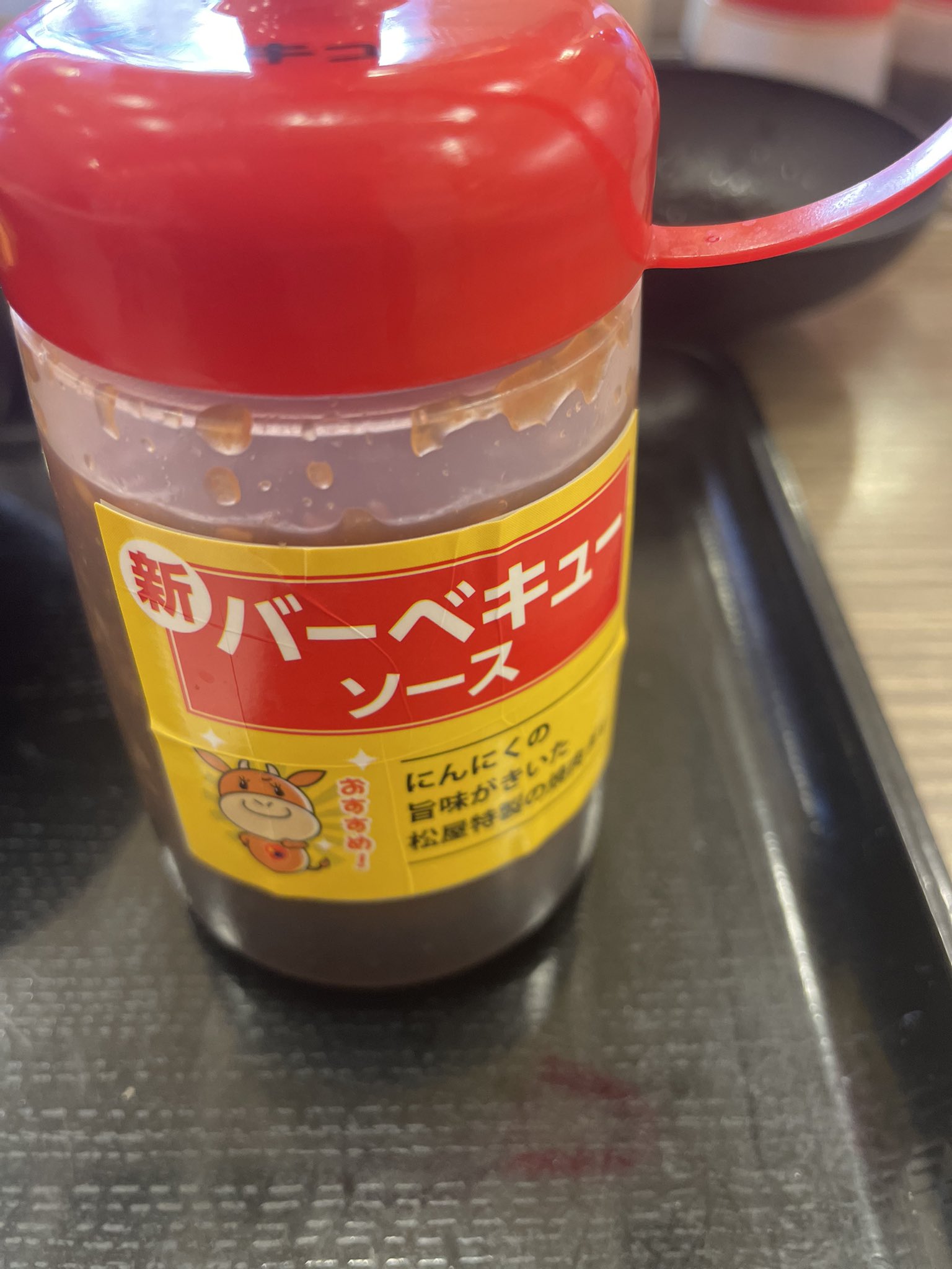 公式 松屋 ランチは 豚めし と牛皿小鉢 せっかくなので合い盛りチャレンジ さっぱりな豚めしにちょっと物足りない人におススメです さらに 新バーベキューソースをちょぴっと豚めしにタラすと ネ申 おためし下さいませ シン豚めし