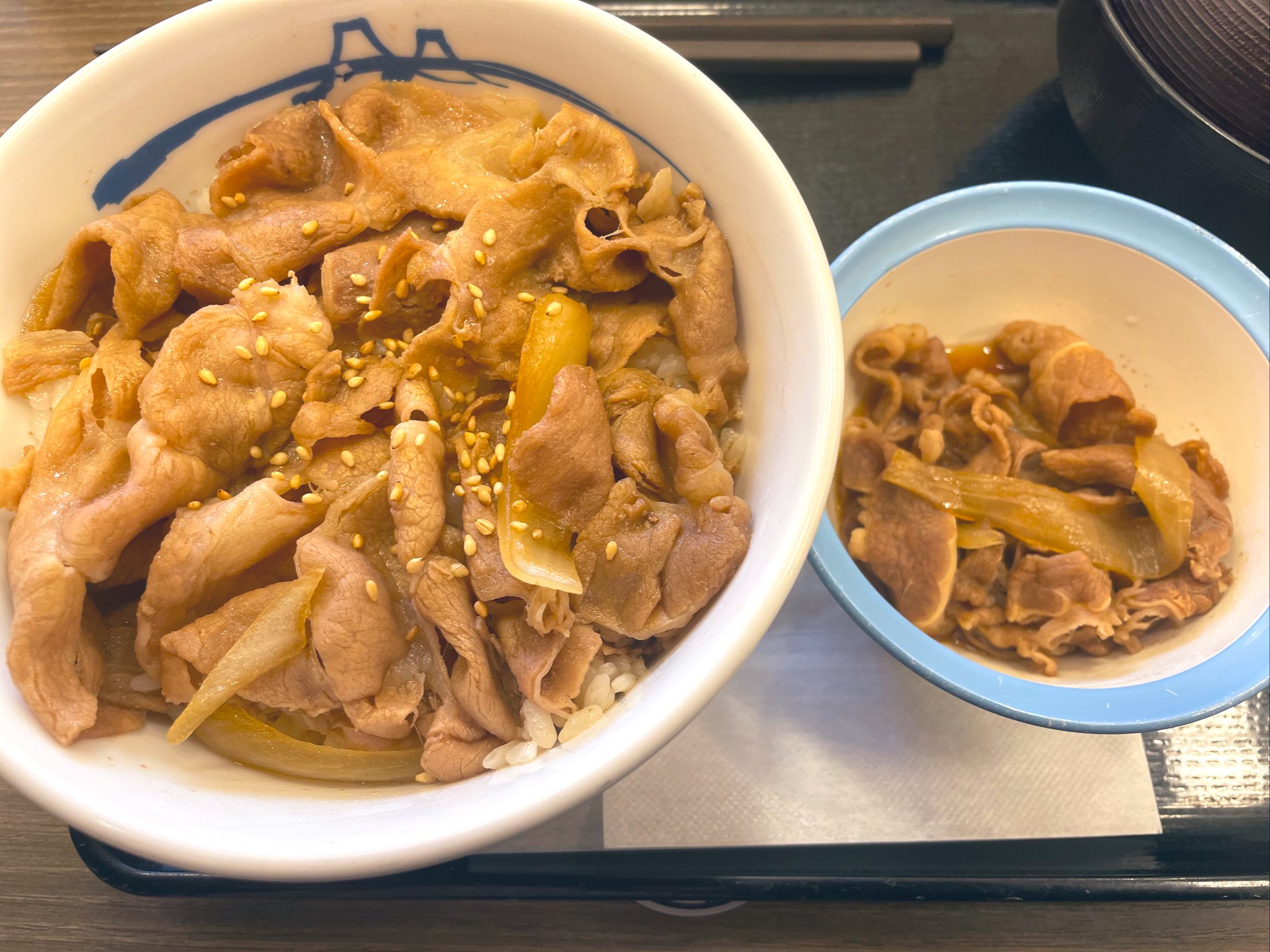 公式 松屋 ランチは 豚めし と牛皿小鉢 せっかくなので合い盛りチャレンジ さっぱりな豚めしにちょっと物足りない人におススメです さらに 新バーベキューソースをちょぴっと豚めしにタラすと ネ申 おためし下さいませ シン豚めし