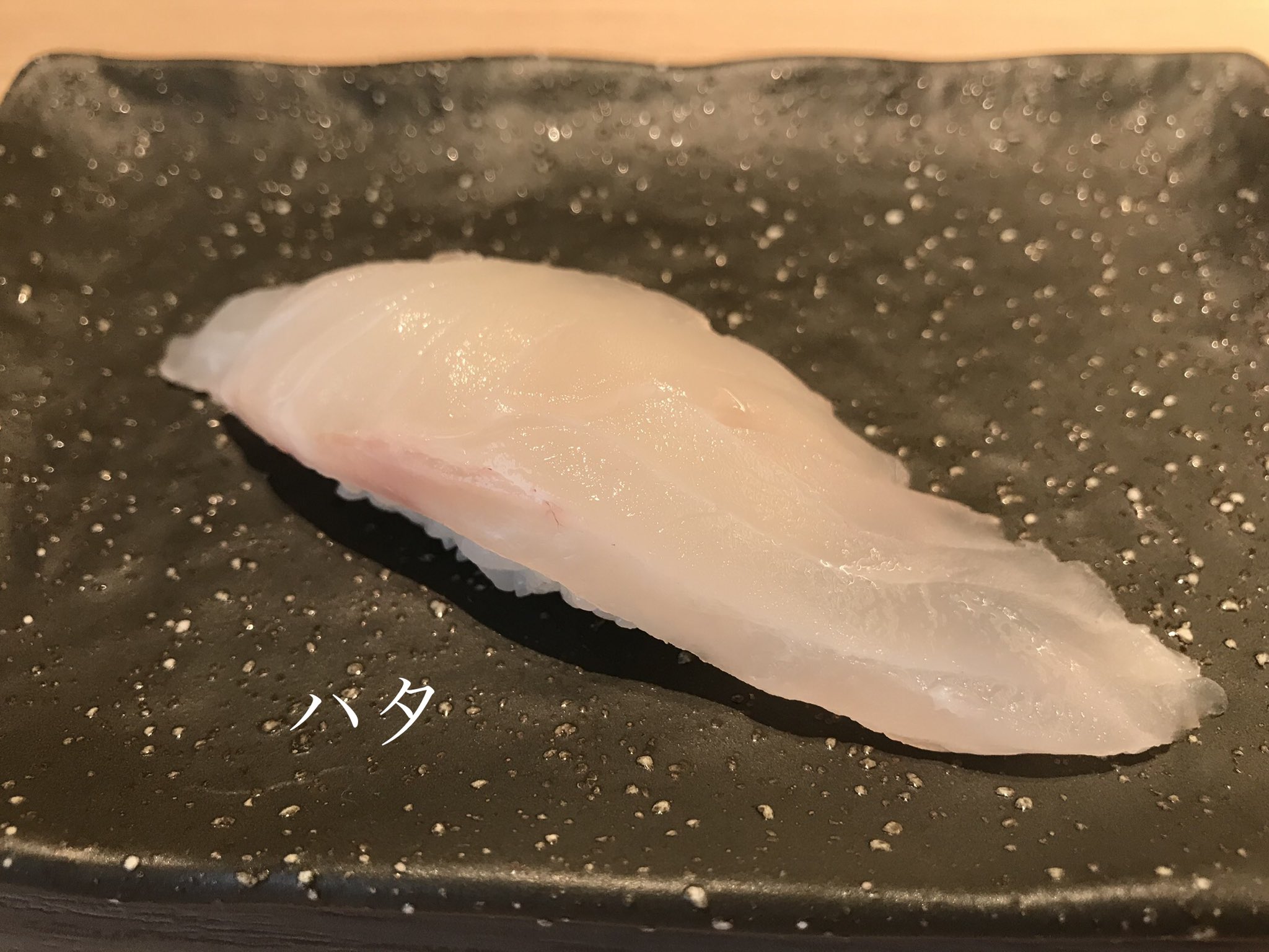 公式 すし松 本日の入荷品は 神津島産の金目鯛 三重県産のハタ 他には 静岡県産メダイ 千葉県産スズキ 大阪湾の黒鯛 北海道産のホッキ貝他 白子 平目 生ツブ貝 生赤貝等入荷してます 炙り寿司祭 冬の旨いもんフェアも開催中です ぜひ