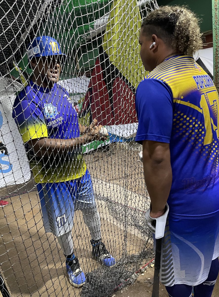 Enrique Rojas/ESPN (@enrique_rojas1) on Twitter photo El coach de bateo, el gran Robert Pérez (detrás de la malla), explica los trucos del bateo a Willians Astudillo <a href="/Magallanes_bbc/">Magallanes BBC ⚓️⚾️</a> #Lidom 🇻🇪 El coach de bateo, el gran Robert Pérez (detrás de la malla), explica los trucos del bateo a Willians Astudillo <a href="/Magallanes_bbc/">Magallanes BBC ⚓️⚾️</a> #Lidom 🇻🇪