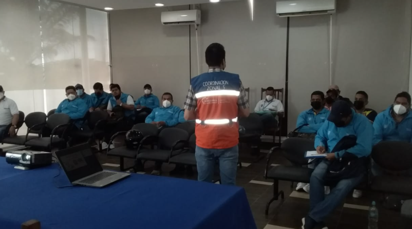 Riesgos_Ec's tweet photo. #LosRíos | Capacitamos en Evaluación Inicial de Necesidades al personal de @InclusionEc, con el fin de levantar información en cantones afectados por la época lluviosa y realizar las valoraciones para las asistencias a la población en el territorio.
#GestiónDeRiesgosEc https://t.co/d3l5CkFsHR