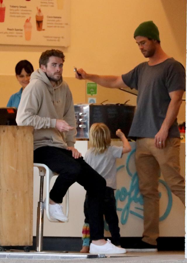 milesangels's tweet photo. liam hizo su primera aparición pública con chris y los medios empezaron a decir que mientras miley estaba feliz liam estaba devastado por la separación y que necesitaba el apoyo de su familia https://t.co/oCzO4R5BrK