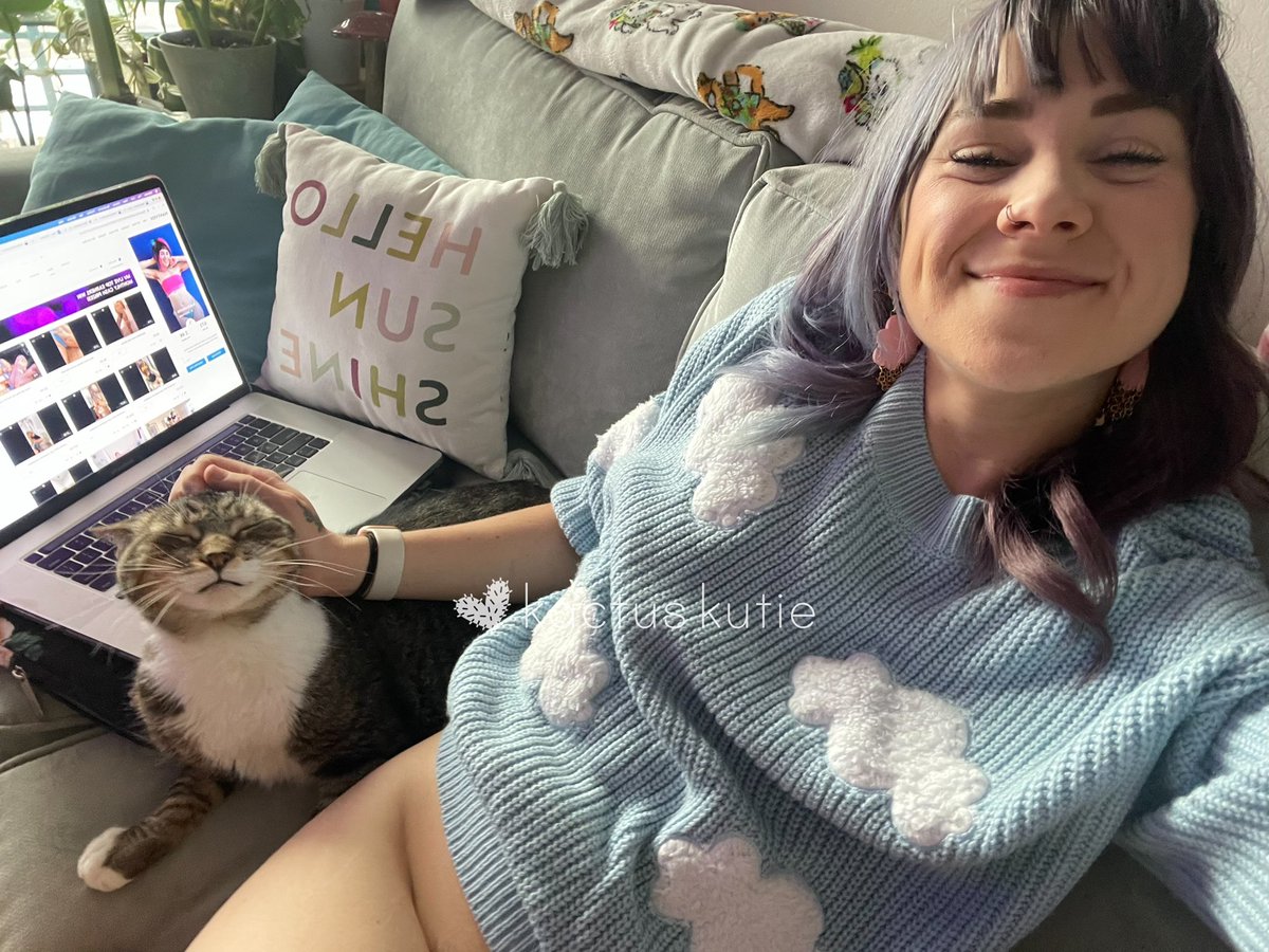 kactuskutiepees's tweet photo. @CandyGirlNet @procuddlehustle here’s me n bernie while i edit content! https://t.co/dOFJpMBdZS
