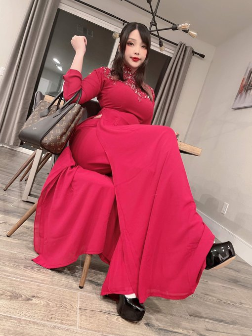 Happy Lunar New Year! Ch&uacute;c mừng năm mới ❤️❤️ wearing my &aacute;o d&agrave;i ❤️❤️ to celebrate https://t.co/3TOZxL<a href="/tag/cosplay"class="tags"><span>#cosplay</span></a><a href="/tag/mydressupdarling"class="tags"><span>#mydressupdarling</span></a>