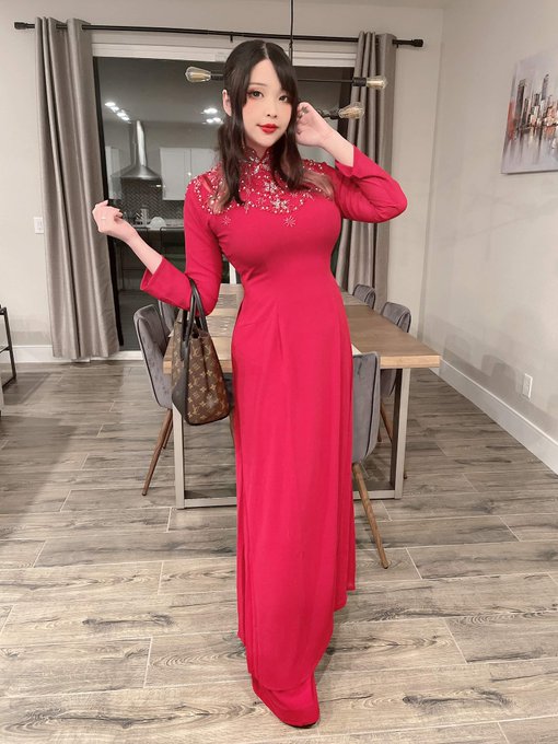 Happy Lunar New Year! Ch&uacute;c mừng năm mới ❤️❤️ wearing my &aacute;o d&agrave;i ❤️❤️ to celebrate https://t.co/3TOZxL<a href="/tag/cosplay"class="tags"><span>#cosplay</span></a><a href="/tag/mydressupdarling"class="tags"><span>#mydressupdarling</span></a>