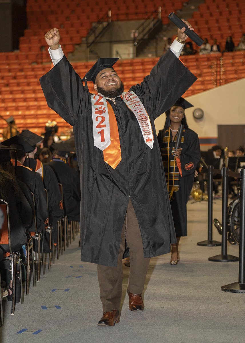 SamHoustonState's tweet photo. 100 days until Commencement! 🎓
🎉 We can't wait to celebrate #SHSU22 https://t.co/uP7RRct1P0