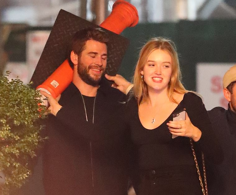 milesangels's tweet photo. liam después del divorcio empezó a salir con maddison brown pero no se mostraron públicamente hasta septiembre, a él no le culparon del divorcio ni se le echaron encima por empezar una nueva relación como sí lo hicieron con miley https://t.co/wxf34EowGR