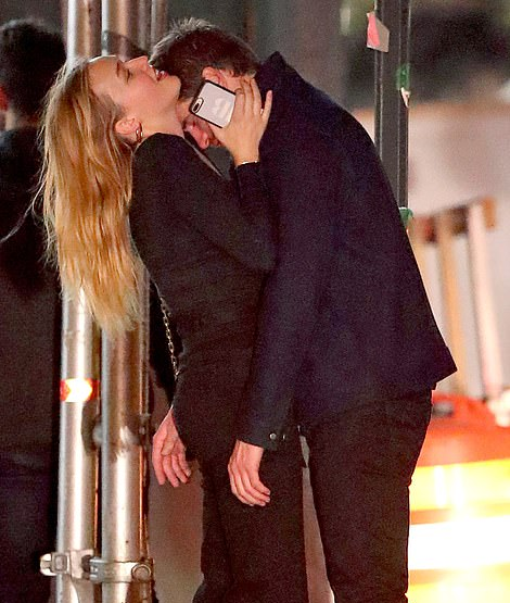 milesangels's tweet photo. liam después del divorcio empezó a salir con maddison brown pero no se mostraron públicamente hasta septiembre, a él no le culparon del divorcio ni se le echaron encima por empezar una nueva relación como sí lo hicieron con miley https://t.co/wxf34EowGR