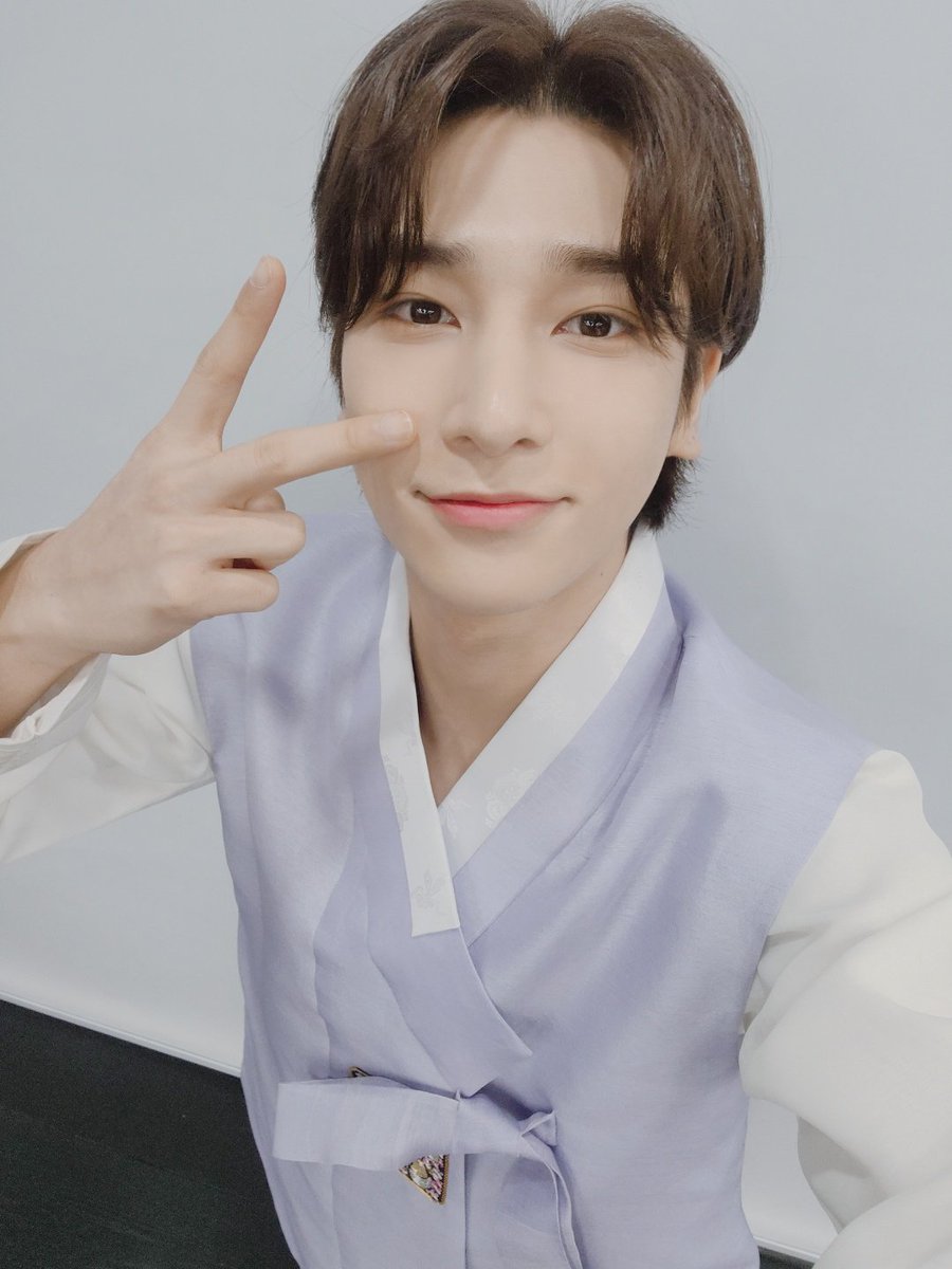 BAE173BR's tweet photo. 📷 [TWITTER - 01.02.22] Atualização do Hangyul na conta oficial do grupo (@BAE173_member)

"Else! Se divirta durante este feriado do ano novo lunar também!!"

#BAE173 #비에이이173 @BAE173_official #한결 #HANGYUL https://t.co/EpK8JuJSIT