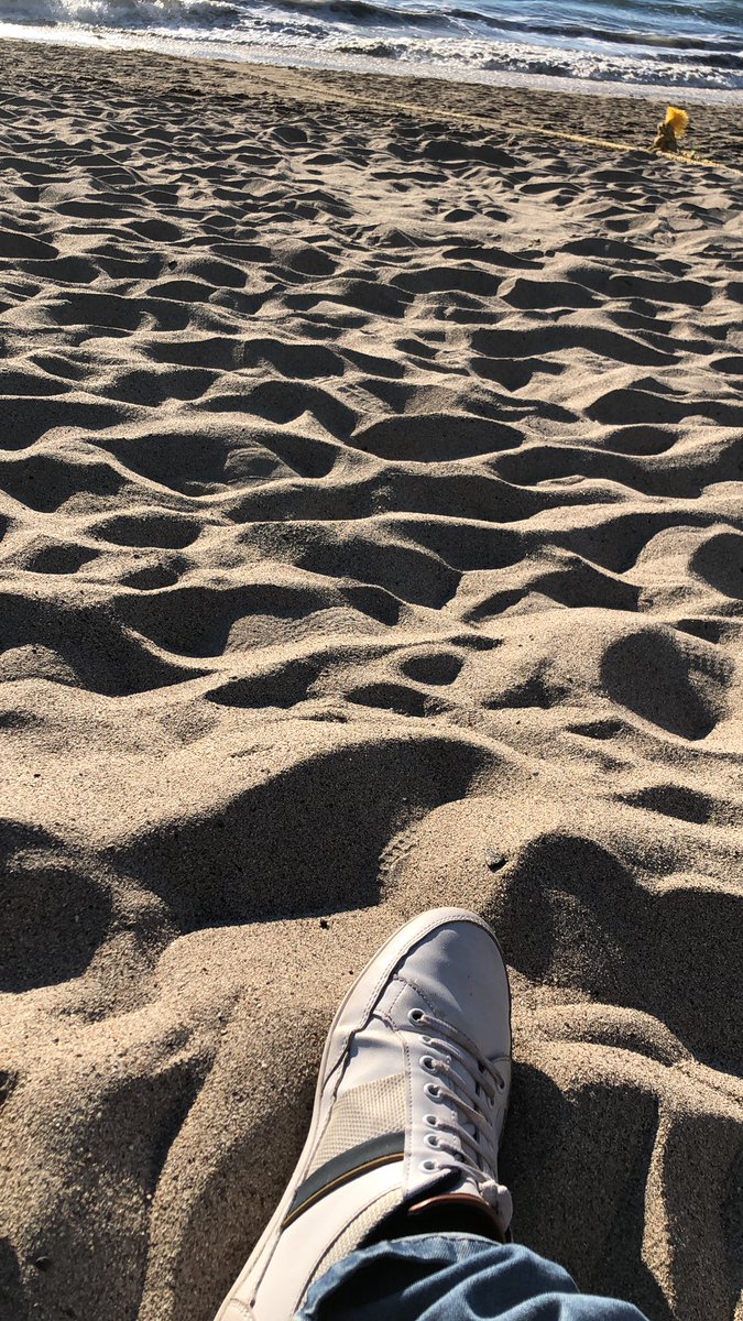Aquí en la playa llenándome de arena, yo tenía un mejor plan pero no quisieron. Ok.