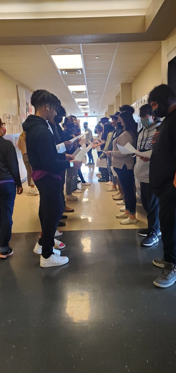 SMHSEnglish's tweet photo. Creating space for processing our thinking-- these readers and writers figuring what they wish to say (hallways make for laughter, too) @KerenJackson @SMHS_SMCISD #makethinkingvisible #dangerofasinglestory #choiceandtimematter https://t.co/mn9eFfw7ec
