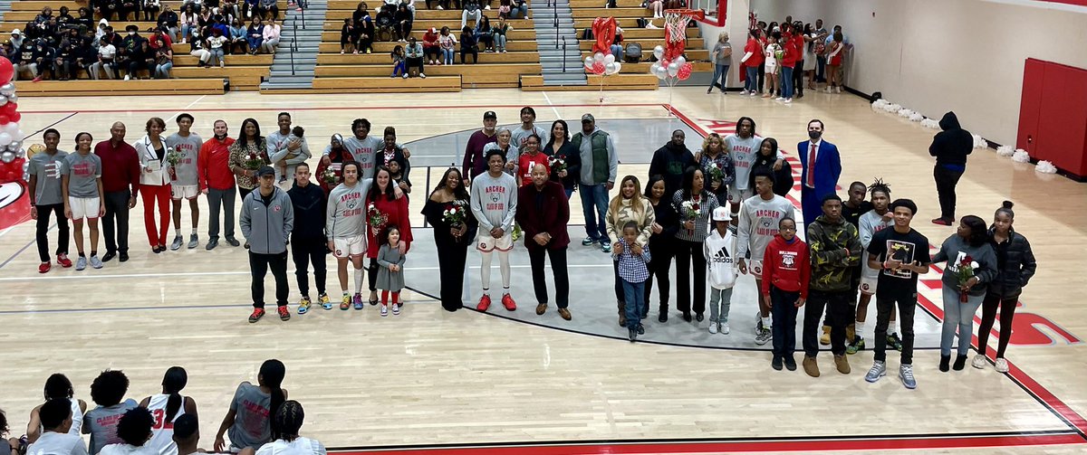 Always great to celebrate our seniors and their families on Senior Night! Time to focus on the task at hand. 
#HWNE

<a href="/hoodrixh_d/">Damoni Harrison</a> <a href="/CDrummer_/">Christian Drummer</a> <a href="/MajorFreeman11/">Major Freeman</a> <a href="/MarkPeah/">Da Biggest</a> <a href="/KCollins212/">Kyle Collins</a> <a href="/BrysonShade/">BrysonShade_</a> <a href="/TheRealRyen/">Ryen Jones</a> <a href="/Carljr_43/">CarlJr</a>