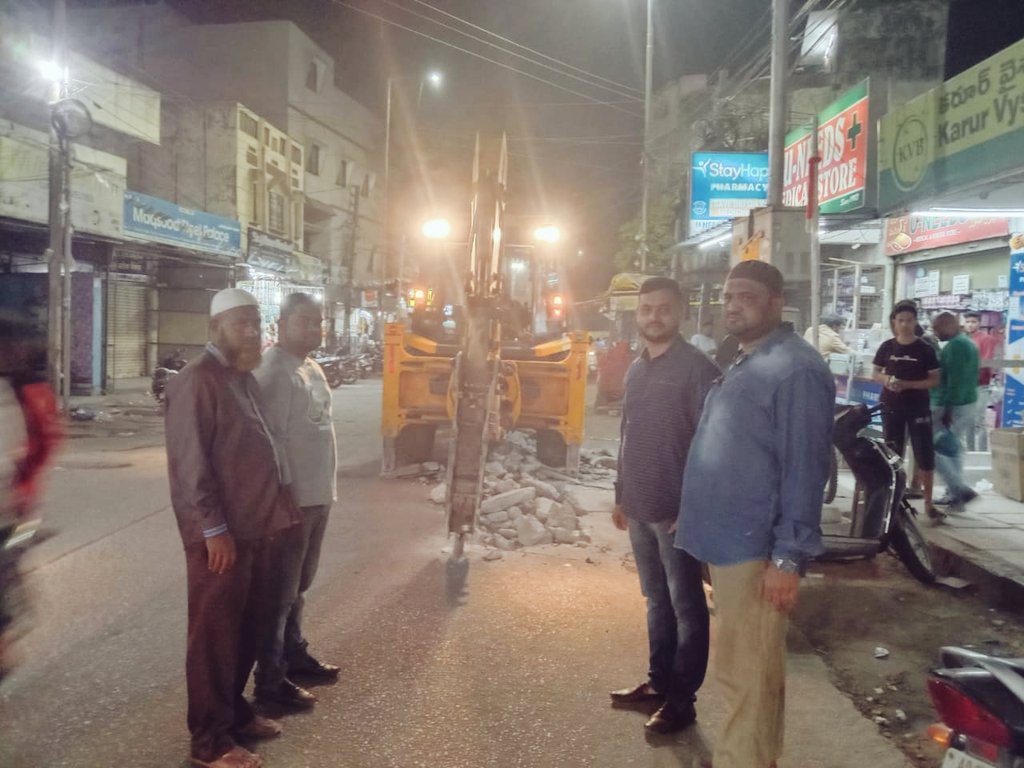 SmTauseef's tweet photo. On the Instructions of #AIMIM Nampally MLA @Jaffarhusainmla,in the leadership of Ex Mayor Hyd @Md_MajidHussain,Ahmednagar Corporator @ahmedsarfaraazu Co-Option Member @Mahmoodhussain_ MIM Ahmednagar team inspected the work Started for laying #Swerage line @ NayiBasthi FirstLancer https://t.co/tgP3bJZoMT