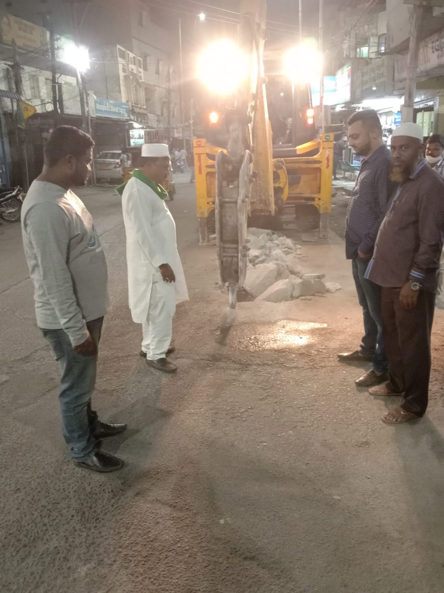 SmTauseef's tweet photo. On the Instructions of #AIMIM Nampally MLA @Jaffarhusainmla,in the leadership of Ex Mayor Hyd @Md_MajidHussain,Ahmednagar Corporator @ahmedsarfaraazu Co-Option Member @Mahmoodhussain_ MIM Ahmednagar team inspected the work Started for laying #Swerage line @ NayiBasthi FirstLancer https://t.co/tgP3bJZoMT