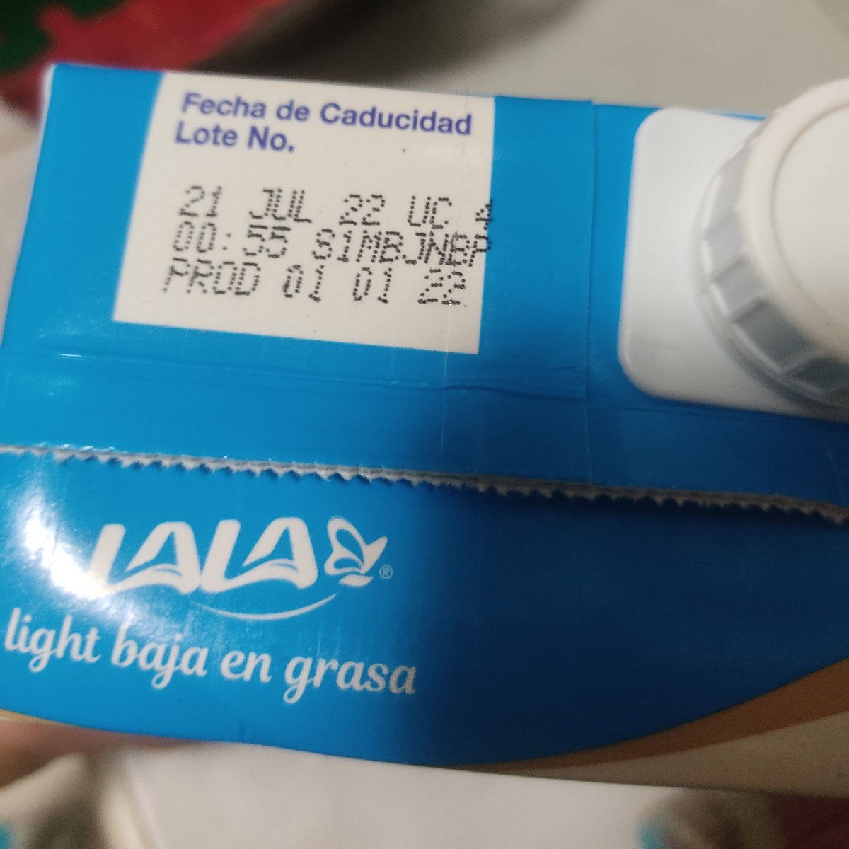 l_0ren4's tweet photo. @SomosLALA Compre caja de leche lala light, 12 lts, en Sam's Club, de los cuales 3 ya salieron en mal estado, la leche no estaba cortada pero sabía mal, los botes no habían sido abiertos hasta ese momento, y no estaba dañado el tetra pack. #GrupoLala #Mexico #samsclub #Campeche https://t.co/18W2VWjrRT