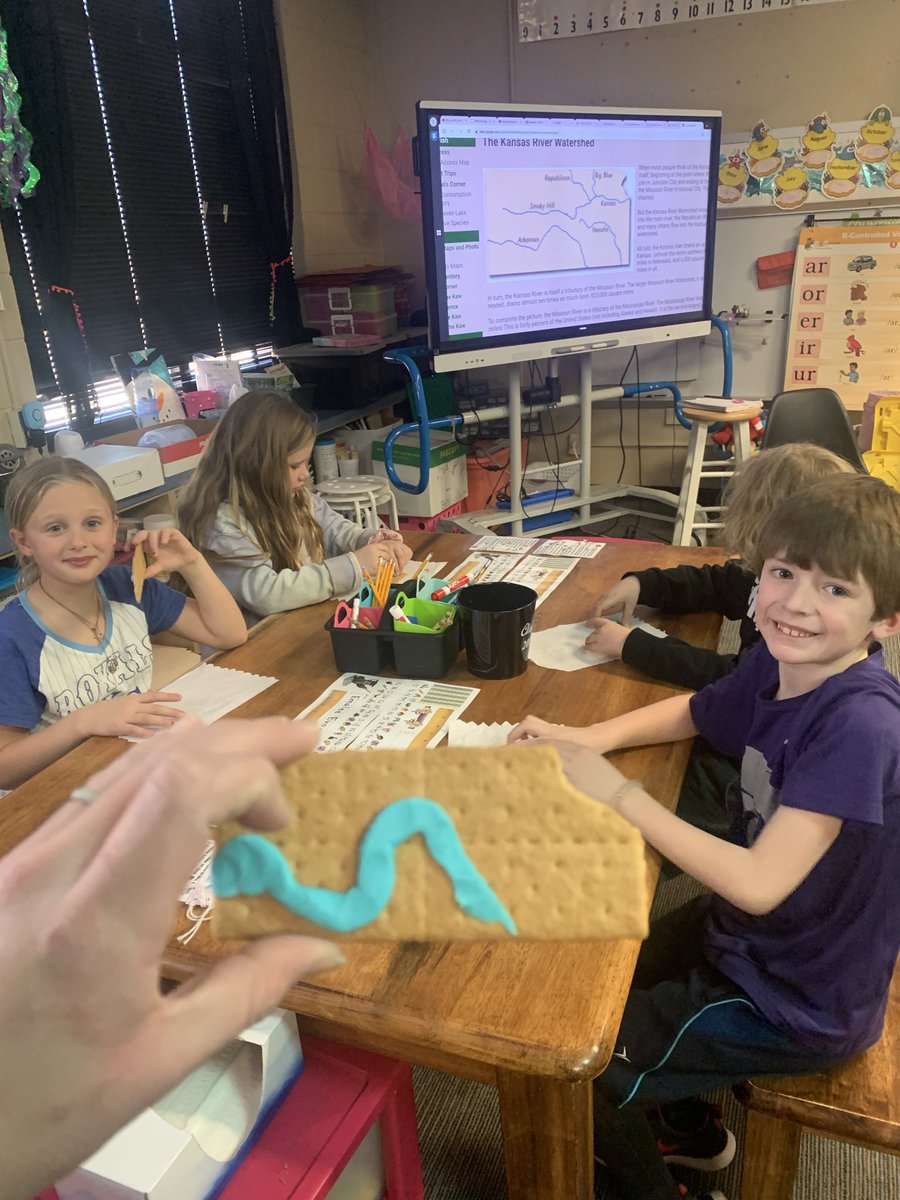 mrsengels2nd's tweet photo. We loved celebrating our ❤️ for Kansas this past week with learning about our state symbols, maps (making them edible makes them more fun of course!), state history, reasons we love our state, and some fun Edventure virtual field trips!! #BGSlearn #313teach https://t.co/BPVQPSCajJ
