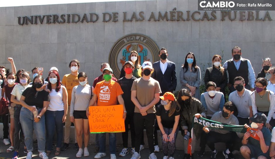 nanoprofe's tweet photo. Lo que hoy ha ocurrido es parte del teatro de simulación de cumplimiento a la ley en el caso del conflicto en la UDLAP. Primero, diputados de Morena retaron a diputados del PAN a acudir al campus para verificar que estaba abierto (no lo está). /1 https://t.co/HjasOmG82J