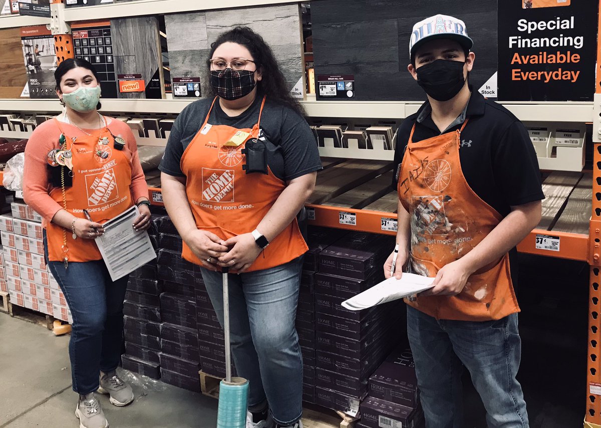 Specialist Krysta taking the time to train New Coaches. Sharing the knowledge#hd0569 <a href="/MichaelFloresHD/">Michael Flores</a> <a href="/JarrodFarmer4/">Jarrod Farmer</a> <a href="/idrissi_mary/">mary el idrissi</a> <a href="/DIana_0569/">Diana</a> <a href="/_mayra_valencia/">mayra</a> @Jerry_Smith_Jr <a href="/SarkisNohra/">Sarkis Nohra</a>