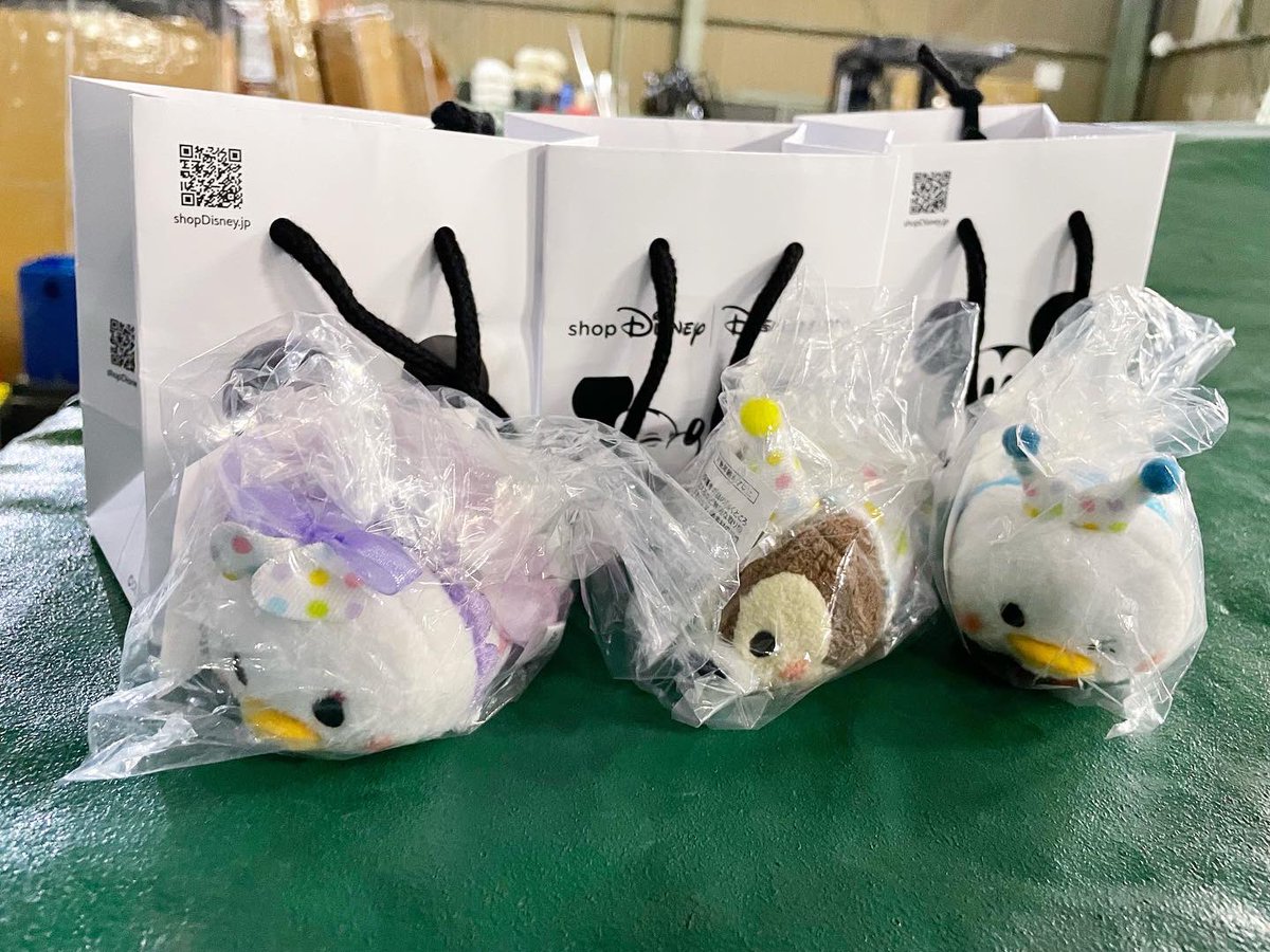 event21_hisae's tweet photo. この前3人で現場行ったときに、サービスエリアのツムツムガチャで1人一回ガチャ引きました！別拠点の人たちとの現場でも、和気藹々とできるんです😌🤍ｶﾜｲｲ https://t.co/APavuBfxcV