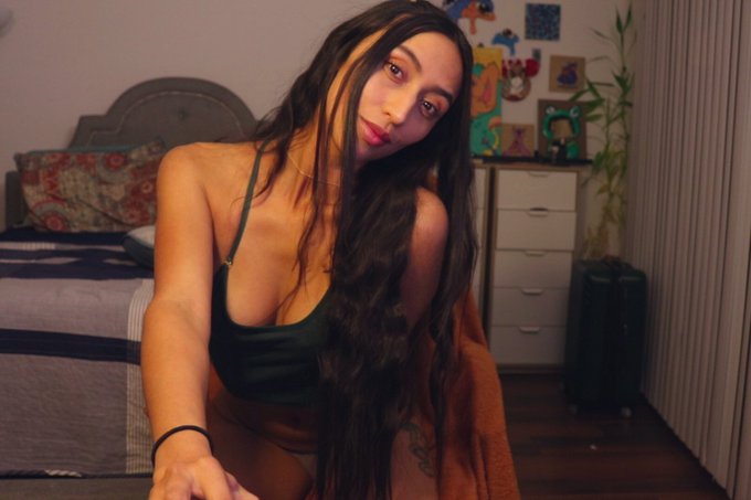 I&rsquo;ll be loggin on at 8 EST see you there 🥰 This will be my first cam in over a month! Let&rsquo;s have some<a href="/tag/edclv"class="tags"><span>#edclv</span></a><a href="/tag/edc2020"class="tags"><span>#edc2020</span></a>