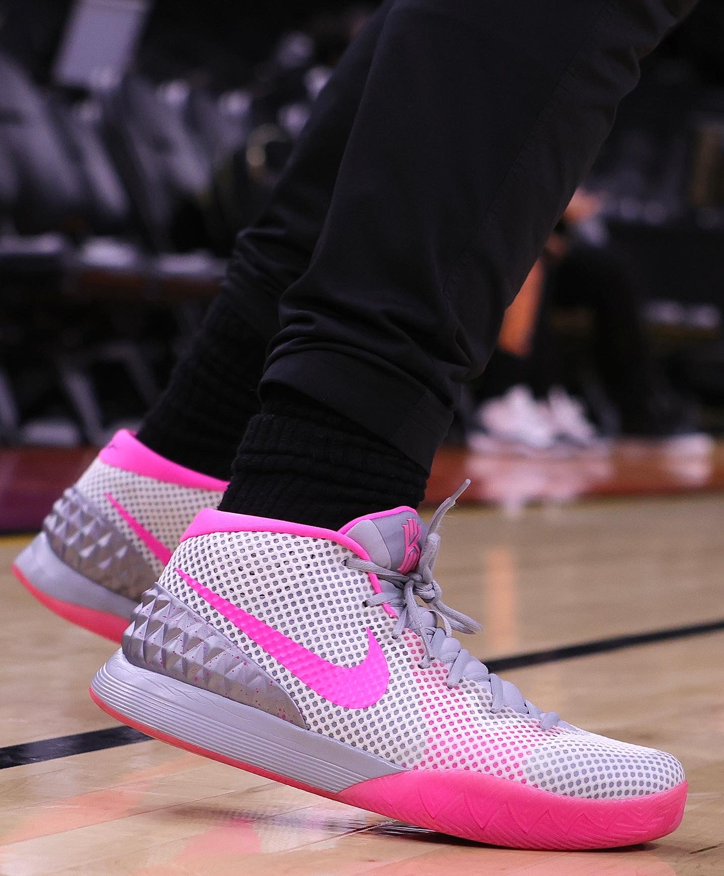 Melancólico Desmañado Transporte 🏀 #NBAKicks 👟 on Twitter: "👀 @KyrieIrving warms up for TNT action in a Nike  Kyrie 1 in Phoenix! #NBAKicks https://t.co/zgSjtwgB5y" / Twitter